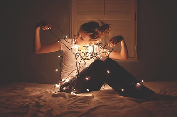 Menina com luzinhas natalinas para usar em ensaios fotográficos