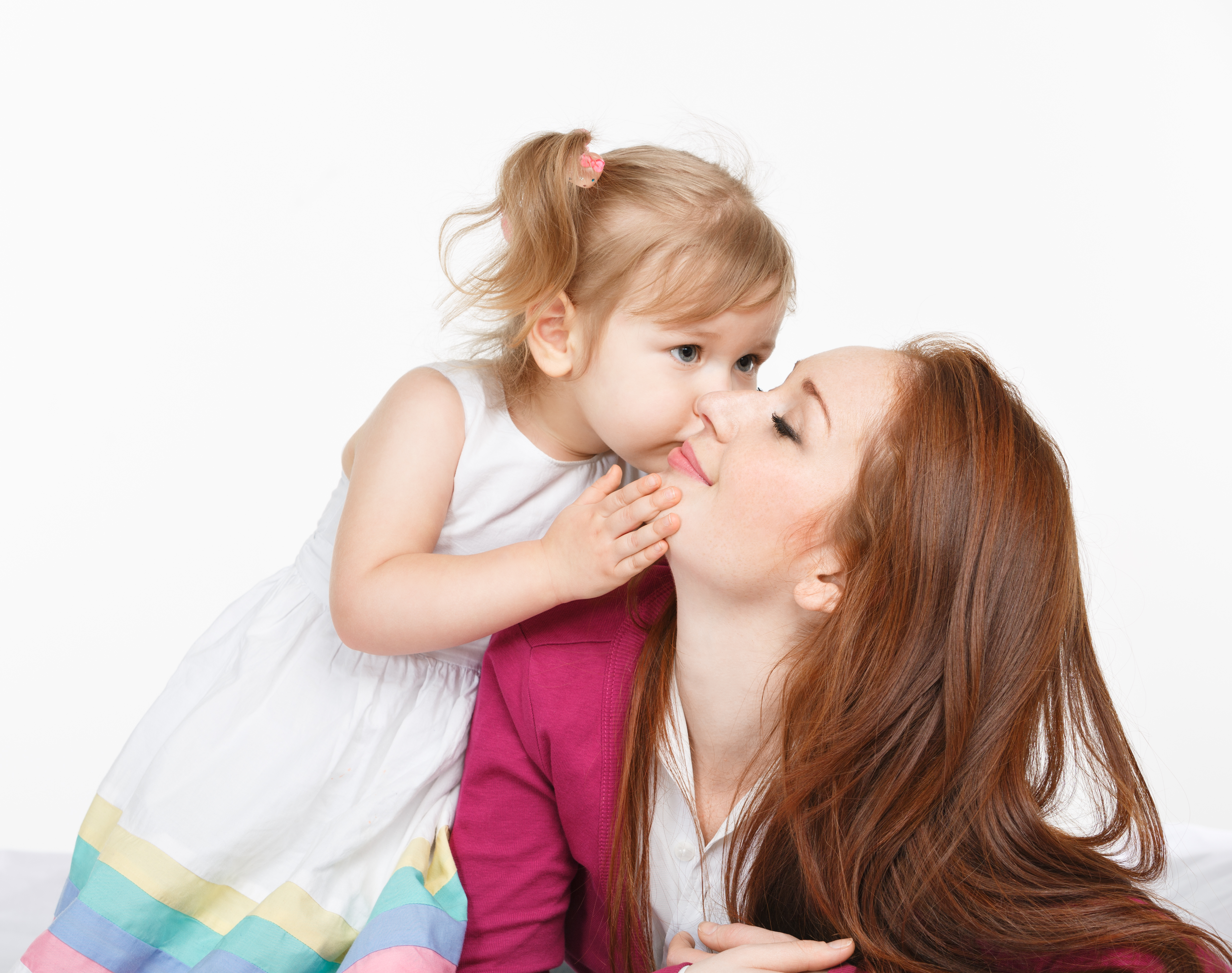 Дочь любит девочку. Мать с ребенком. Дочки-матери. Девочка с мамой. Мама целует.