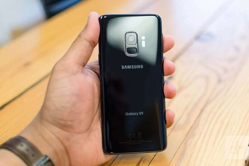 Mão segurando um celular Samsung Galaxy S9.